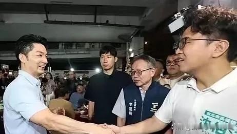 中国台湾地区台北市长竞选人蒋万安、沈伯洋各自为了自己获得更多的选票，也是白天、黑