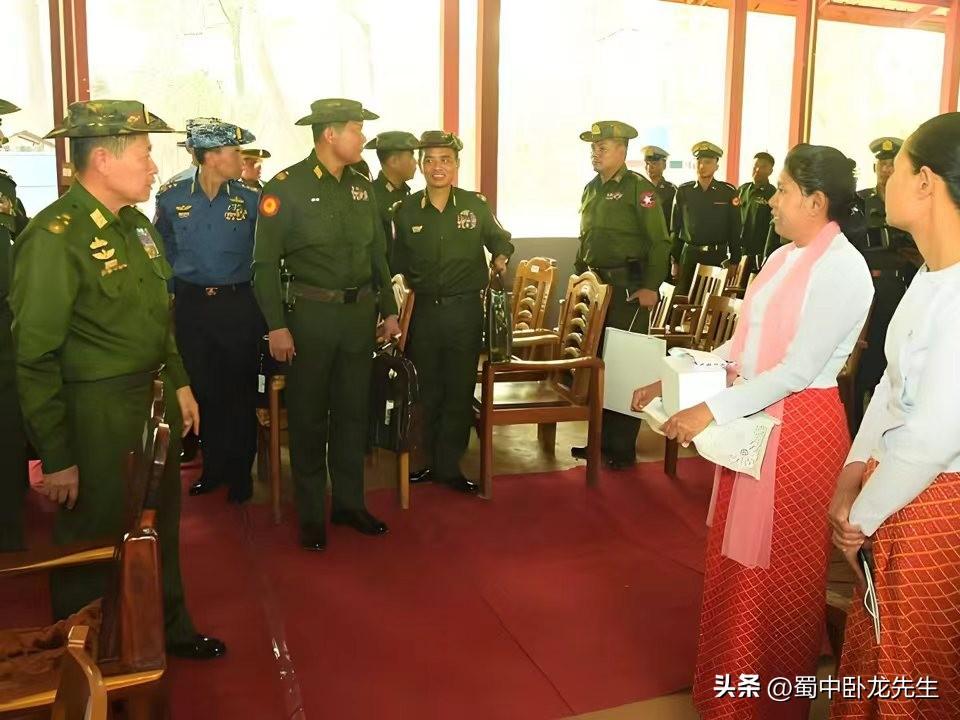 今天传来缅军一众现役高级将领携夫人慰问退休高级将领的最新消息。每年的3月27日日