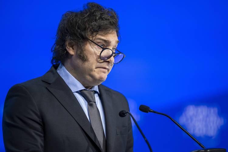 恐怕阿根廷总统米莱傻眼了吧，特朗普刚说重新考虑马岛立场，英国国王查尔斯三世就访美