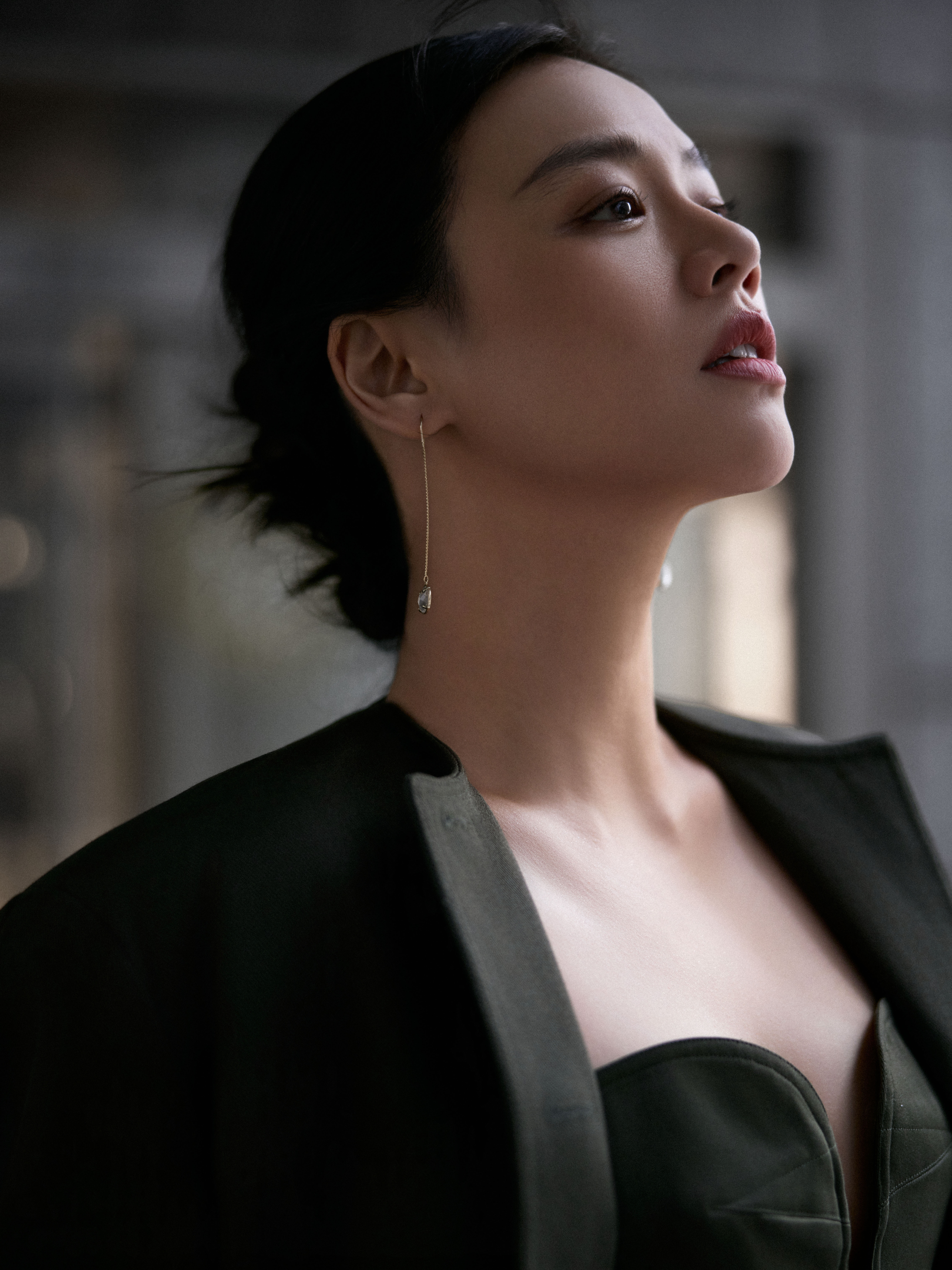马思纯  黑色的长裙与外套相互映衬，彰显高贵气质。裙摆随风飘扬，更添几分飘逸之美