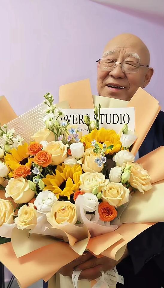 我们多少年轻人过的还不如这个80多岁的老爷爷。
老爷爷，山东人，今年80多点，他