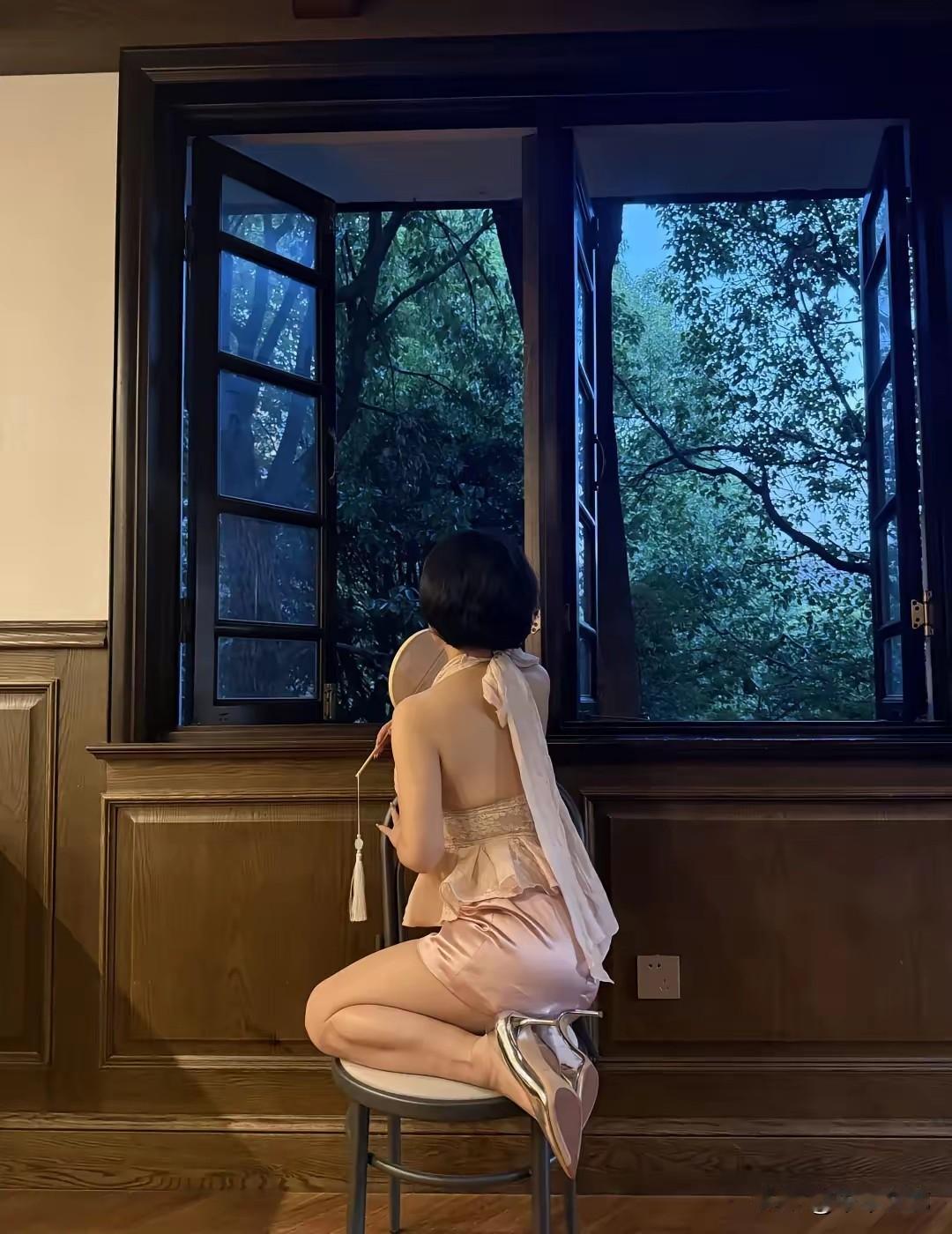 窗外（李琛） 
 
作词/作曲：牛朝阳
 
今夜我又来到你的窗外
窗帘上你的影子