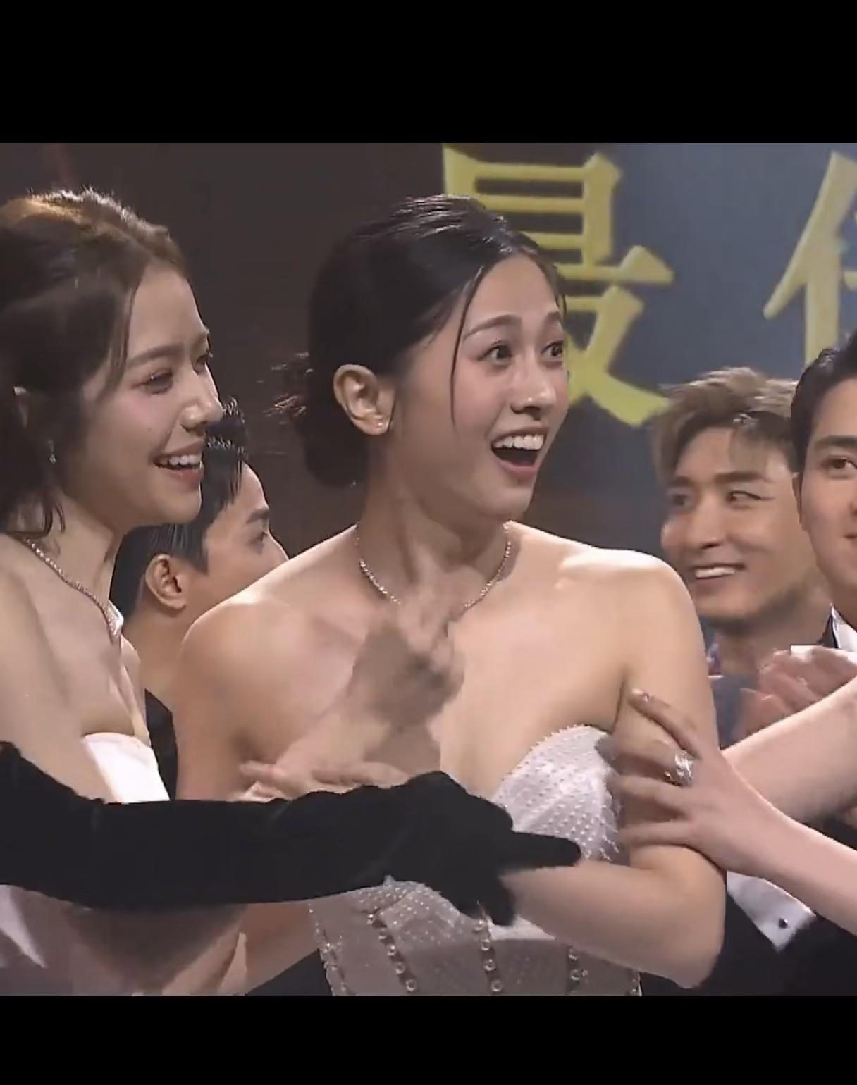 TVB把最佳女新人奖颁给那个“可爱小记者”，不是因为演技炸裂，而是一场“精准算计