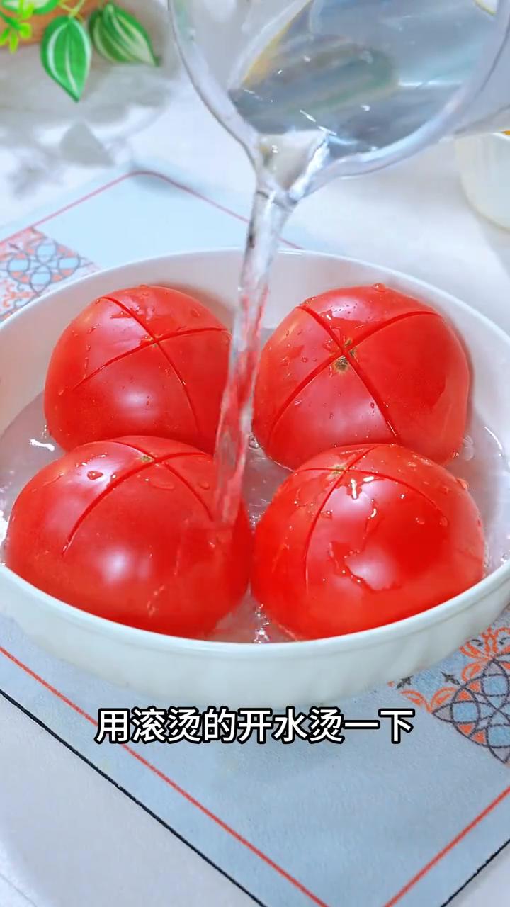 西红柿新吃法。
你知道别有风味的西红柿酸奶雪糕是怎么做的吗？自己在家做比买的还好