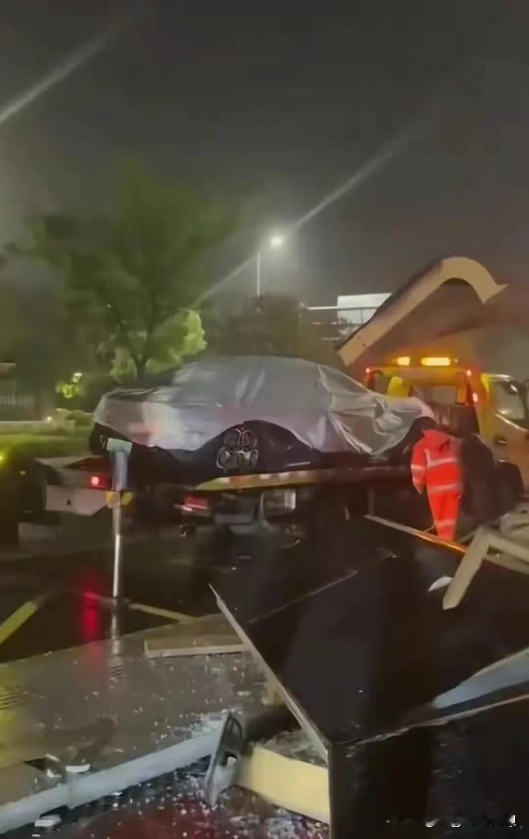 这什么车还盖起来了，看着是绿牌车，那就是新能源汽车，为什么上拖车非要盖起来，是不