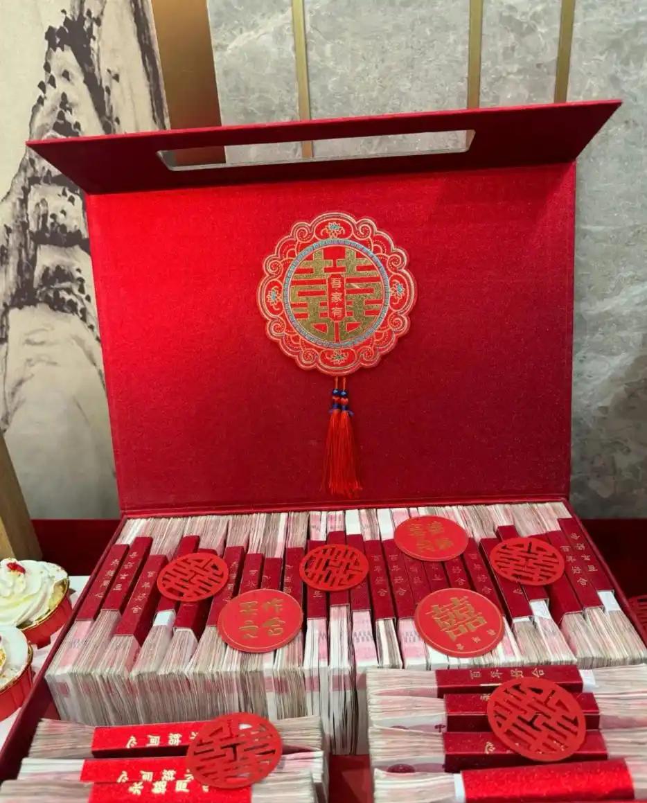我认为不应该。

打算结婚的姑娘们，劝你们把流程捋清楚：先订婚、收彩礼，再办婚礼