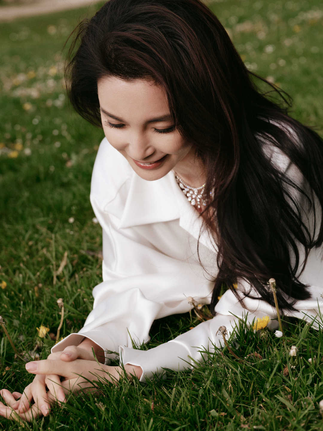 李冰冰巴黎度假生图李冰冰不用倒时差的美 生图怼脸也不怕，时差在她面前失效，美得从