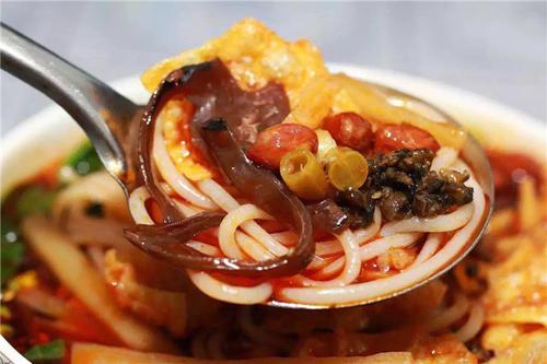 春节里，柳州的螺蛳粉火爆了，特别是一些外来的朋友，就是为了这一口，麻辣酸爽的柳州