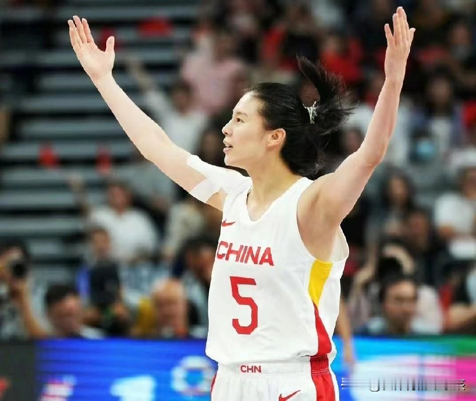 女篮世界杯预选赛的赛场上，尽管中国女篮经过长期集训和大赛前的热身之后，状态稍有提