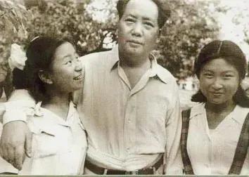 🙏请停留几秒，为伟人点个赞送朵花💐
《毛主席幸福时刻》
在香山的绿荫下，19