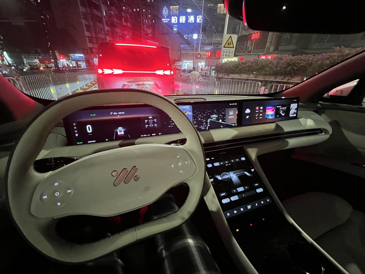 智己 LS7 这辆车在驾驶方面感觉还不错，方向盘几乎是指哪打哪，悬挂比较硬，尤其