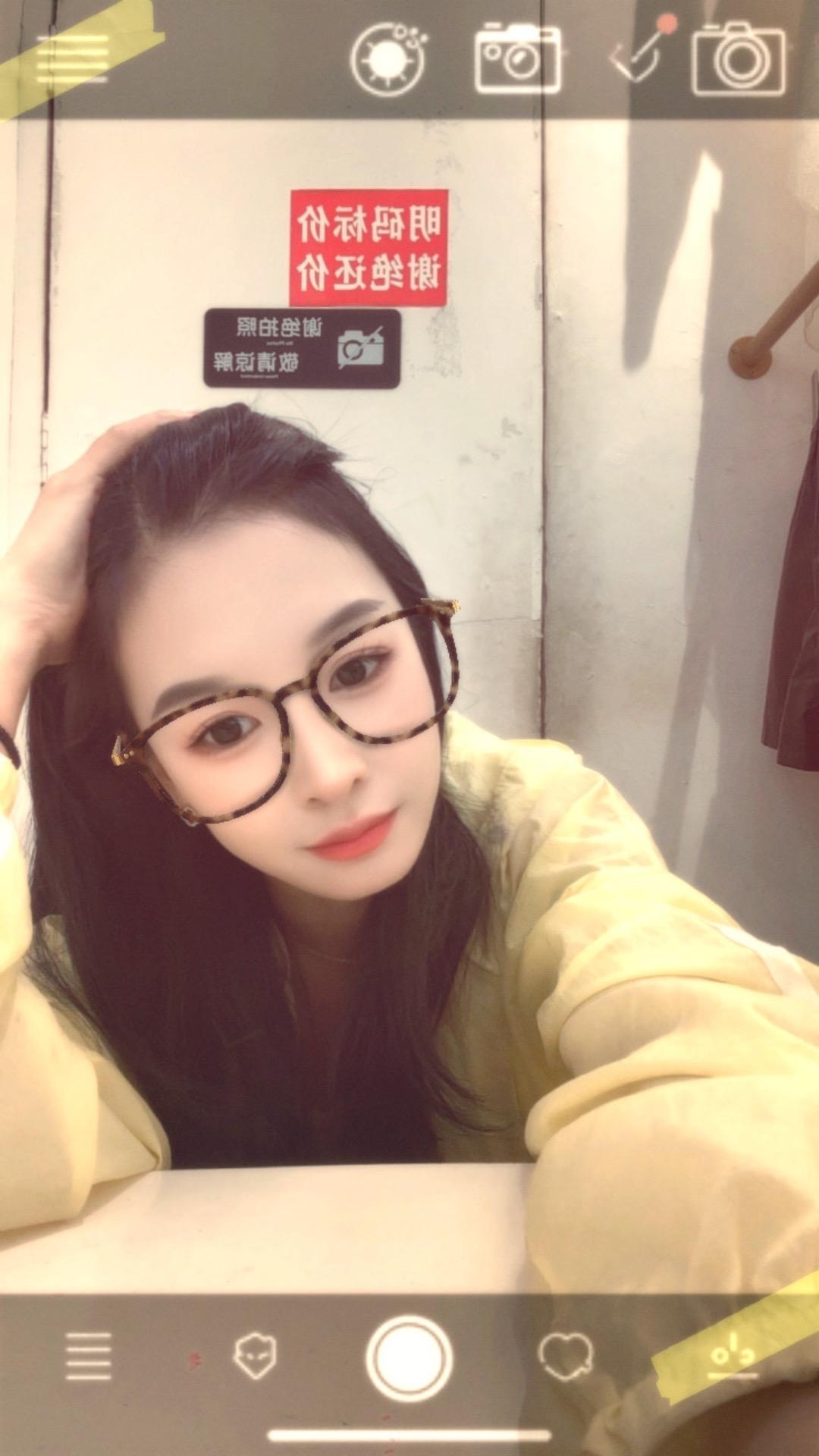 今天是星期六吗？感觉还不如平时生意好呢！女装