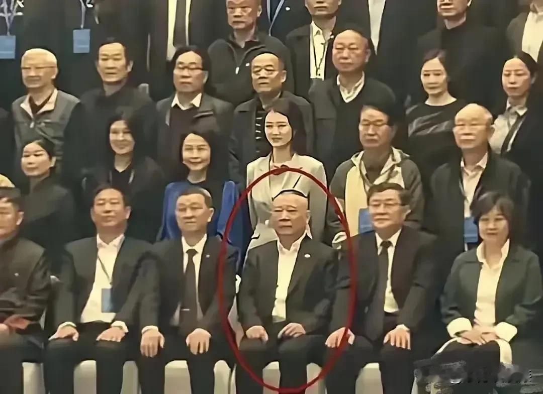郭德纲的终点也是被“招安”！
一个人只要不犯法，在任何一个领域作出突出贡献后，都