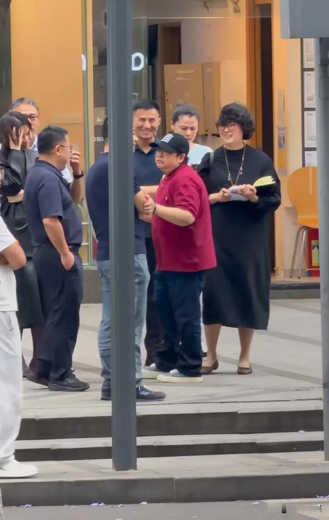 韩红现身成都，穿着一件红色T恤黑色裤子，脚踩平底鞋，看着好低调。
之前刷到她带着