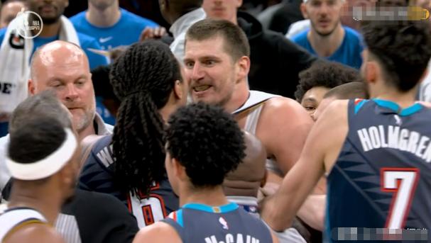 掘金超级巨星约基奇真是怒火冲天！在今天掘金客场挑战雷霆的比赛中，当时比赛进行到了