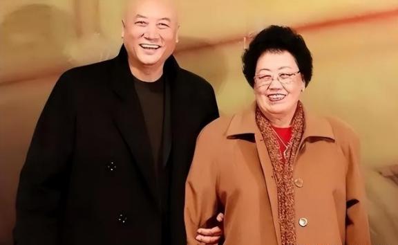 “一开始，我不想娶她。”1990年，迟重瑞曾表示：“实际上，我曾多次拒绝过她，然