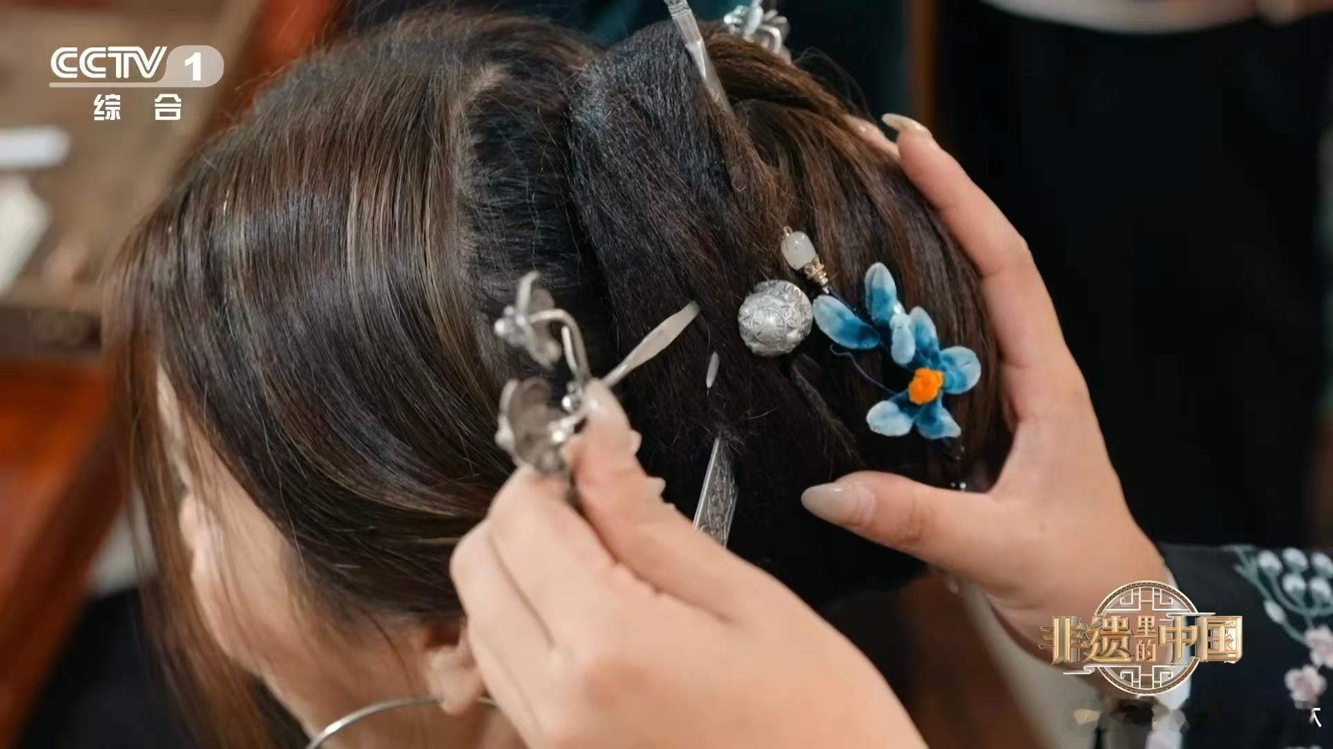 福建姑娘的硬核头饰 福建的三条簪真的太有硬核魅力了，作为传统梳妆技艺，每一支都藏