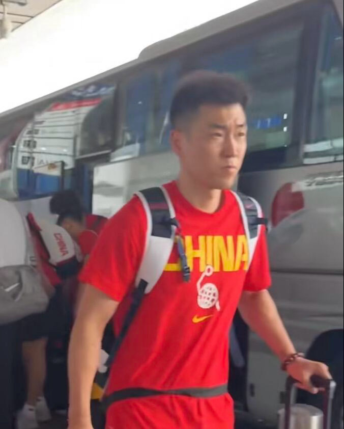 中国男篮抵达沈阳备战世预赛中国男篮抵达沈阳，郭士强带队21人亮相。赵继伟高诗岩故