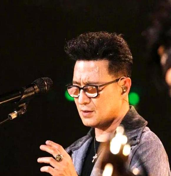 徐州夜风正热时，汪峰把《怒放的生命》推到高点。
谁想到五百米外的足球场，中场哨一