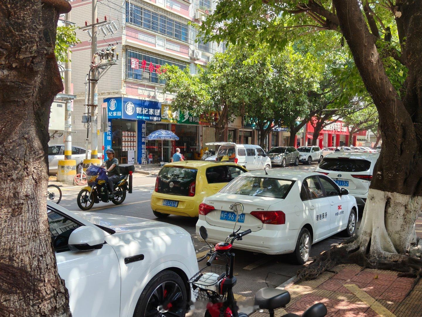 龙岩汽车观察 两款黄色大众小车，up！与状态尚可的钢圈低配四眼Polo，后者也2