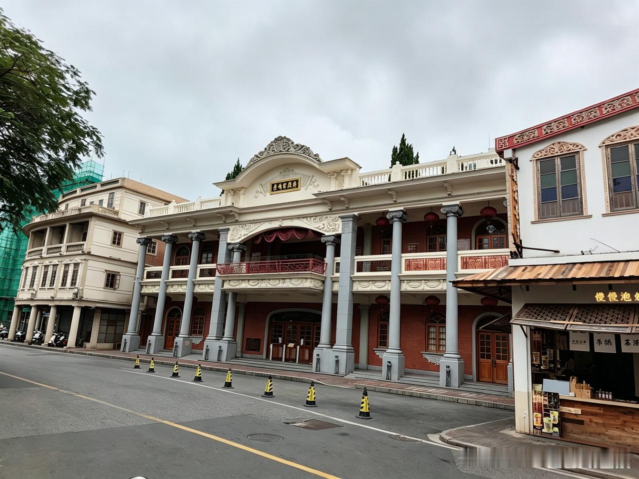 汕头小公园片区的老妈宫戏台，典型的中西合璧建筑。灰柱红墙搭配精致雕花，南洋风情与