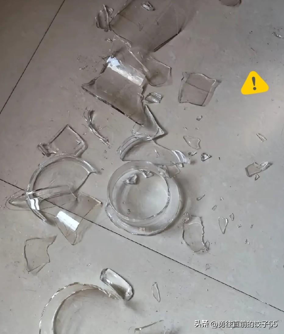吃牛排时不小心打碎一个杯子，服务员说赔200，我认了。结账时跟收银员说起，对方犹