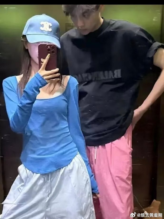 疑似若若孕妇照若若以前当模特的照片被翻出来了，有人说像孕妇照，看那小肚子是有点凸