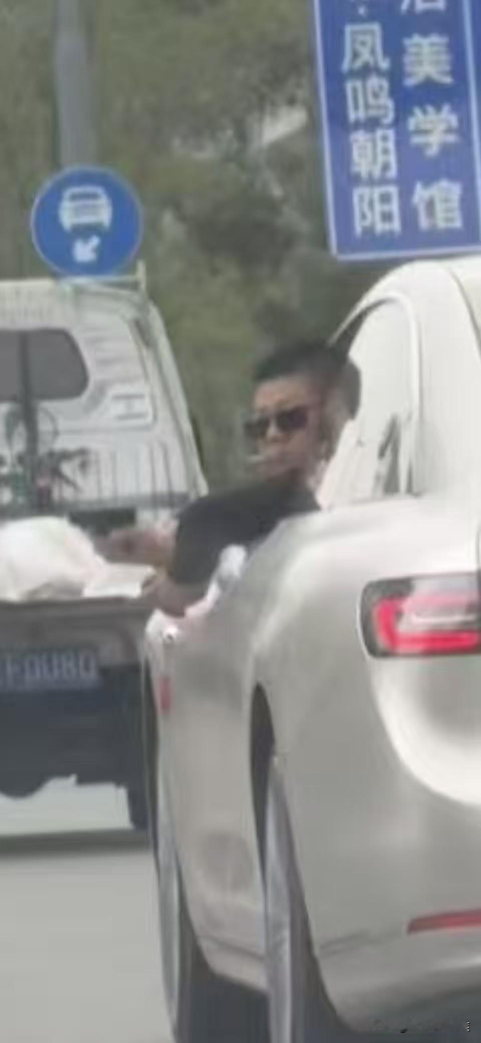 台州街头惊险一幕

男子在主驾驶室直接拿出疑似手枪的物品对外瞄准

近日，有网友