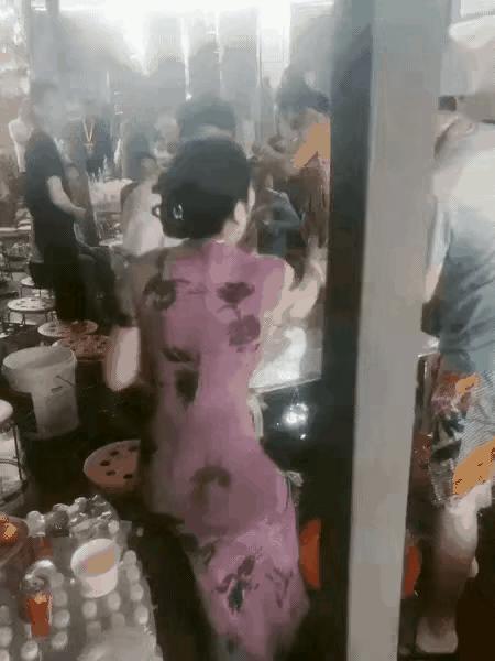 这是对女性的莫大侮辱，也不知道这个女子是怎么想的，为什么不和他发脾气，为什么不和