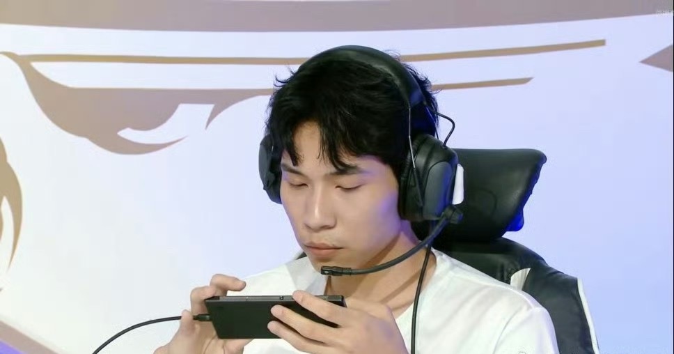 英雄联盟手游艾欧尼亚杯 solo赛决赛第二局：小小潇 2-0 超级暴龙血战神，小