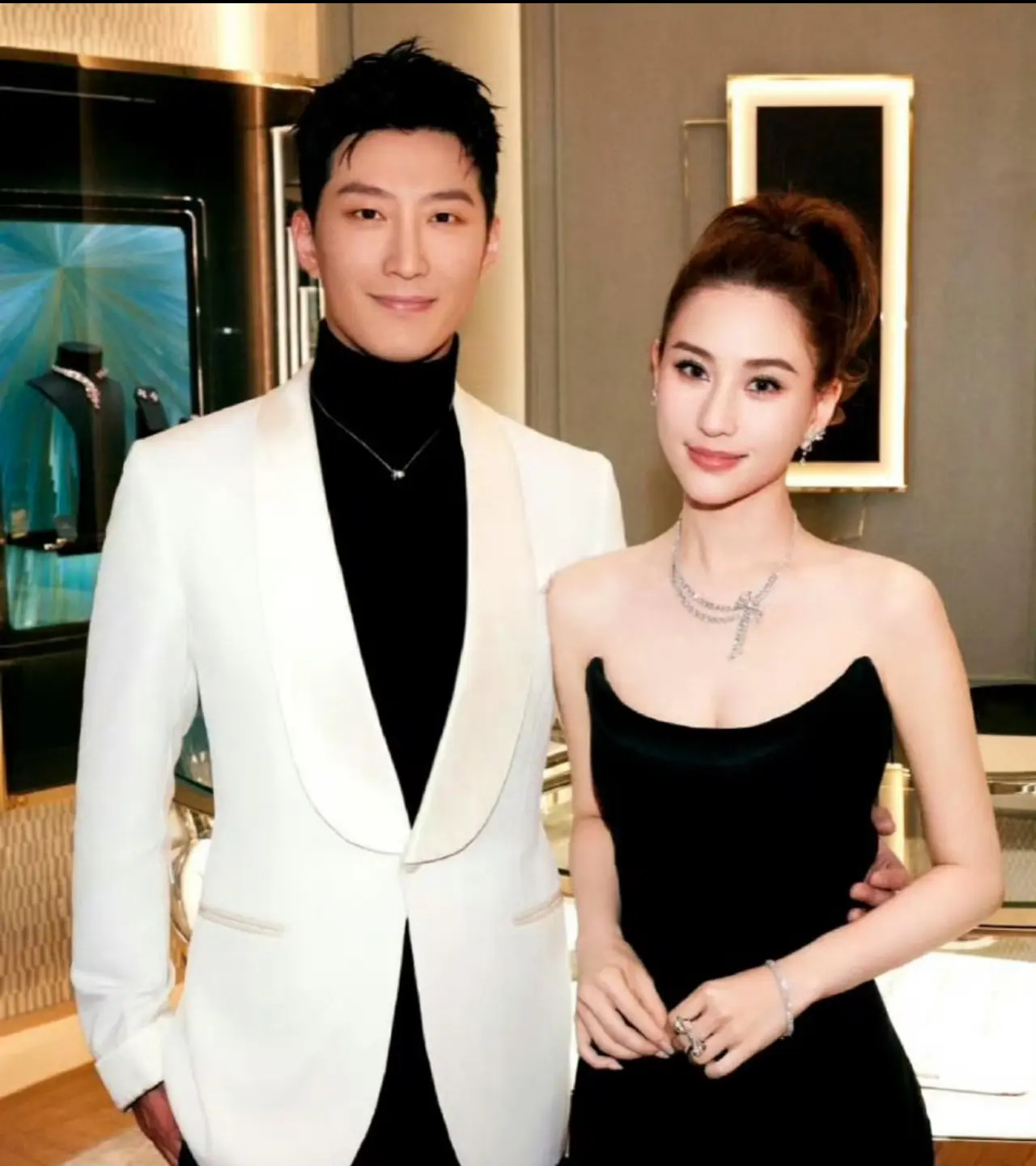 窦骁 何超莲结婚后，他们两个都变成熟了，不爱分享生活，很少晒合照，彼此都有事业要