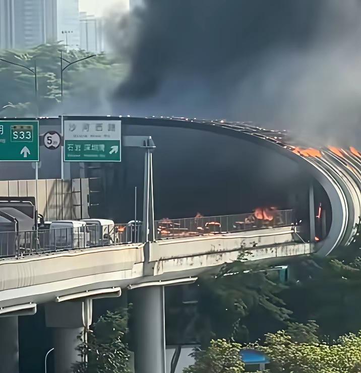 深圳南坪快速高架突发车辆起火 隔音棚剧烈燃烧浓烟遮天
 
2026年5月27日下