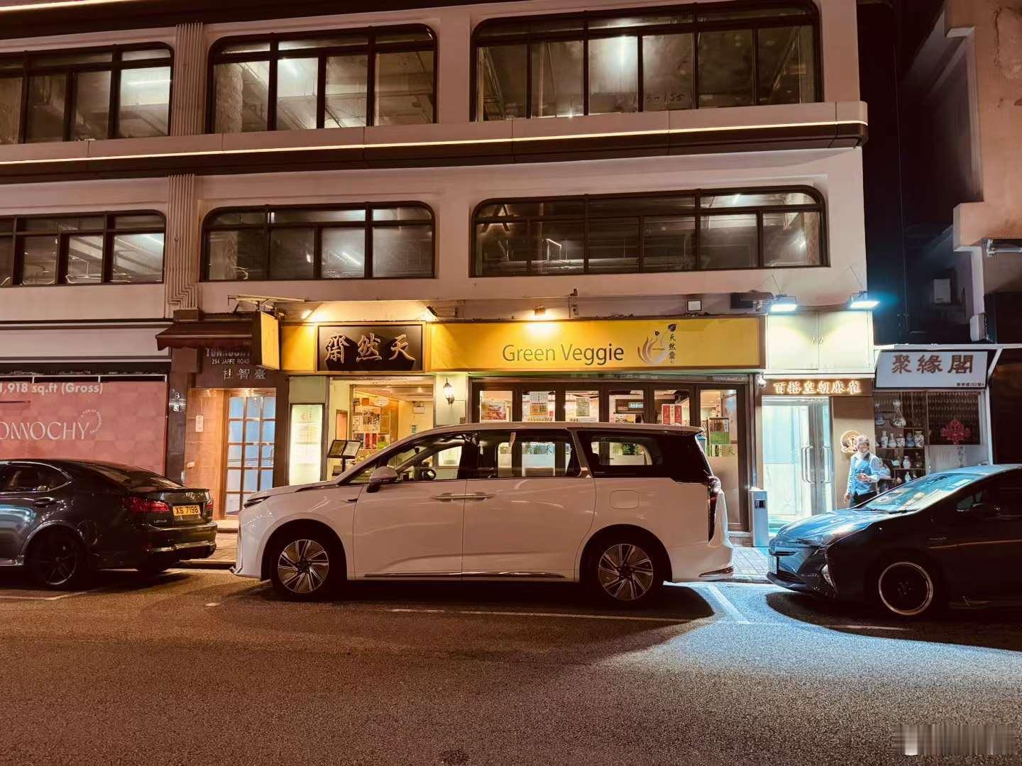 在香港的第一天，看到了电动车的北车南传。和湾仔的年轻人冒雨过了几招，这是北球南传
