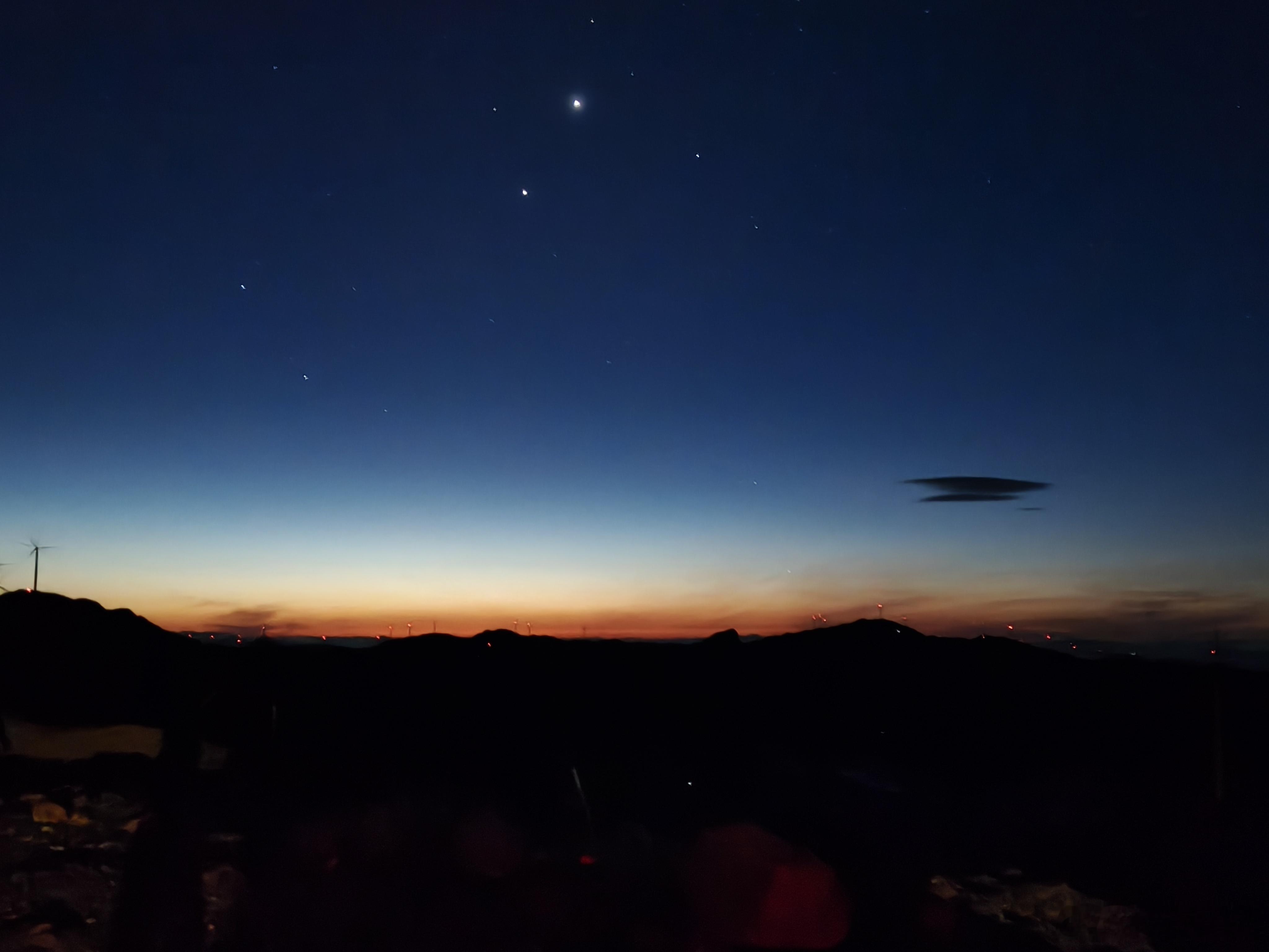 虽然看不到日全食，但有英仙座流星雨啊！今晚准备上山顶露营⛺️希望运气好一点，能看