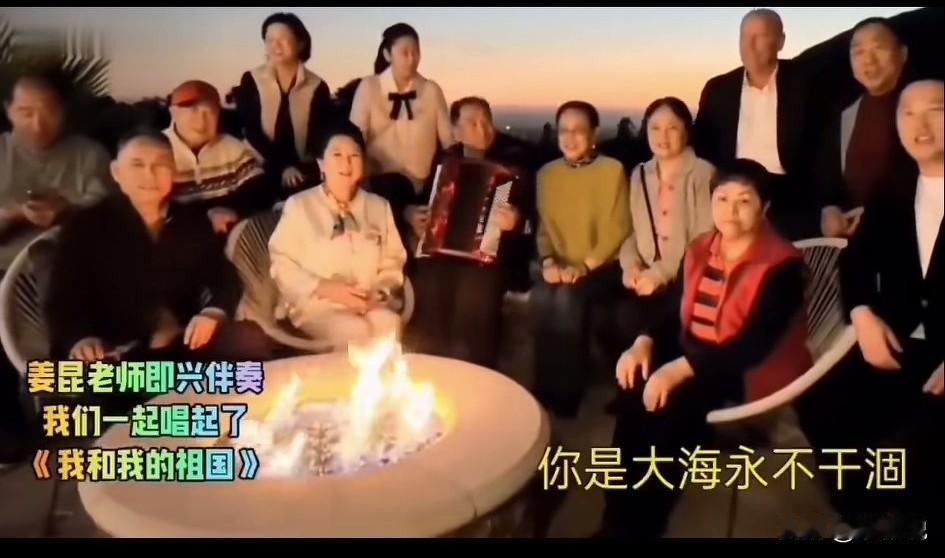 老艺术家们
在国外过平安夜
歌唱祖国
那你们知道
75年前的平安夜
是什么日子吗