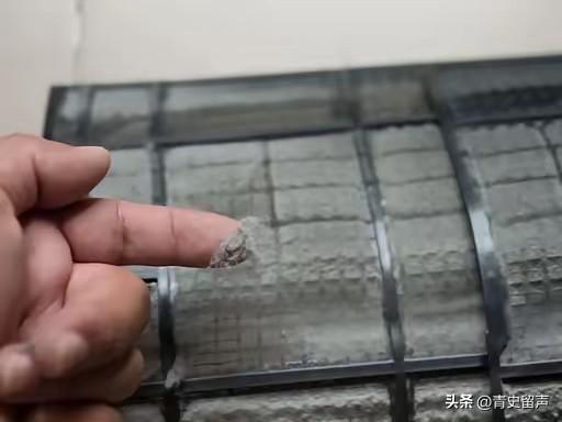 “悲剧还是发生了！”6月26日报道，湖北武汉，一男子觉得热，把2年没洗的空调打开