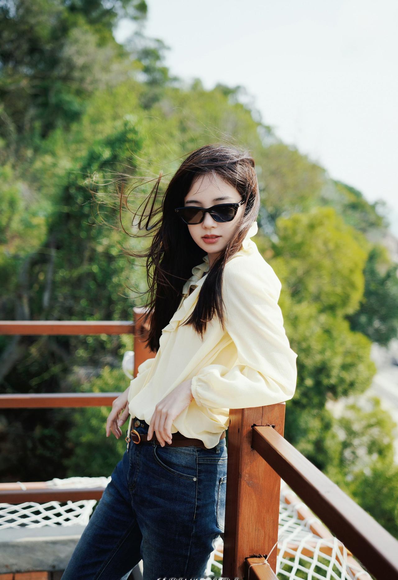 海风漫过发梢，浪潮漫向远方，
在海边把烦心事都留给蔚蓝大海，
衬衫随风吹动，时间