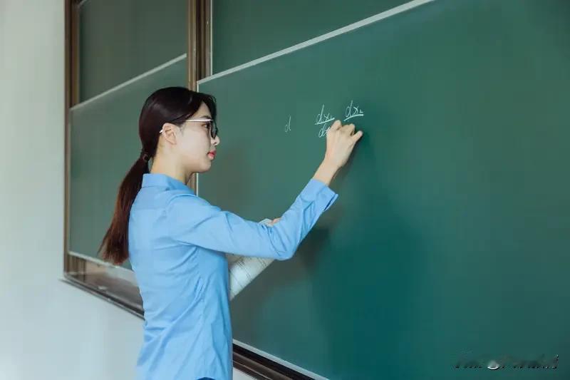 最好职业排行榜top2：高校教辅岗
高校里教学/科研岗的压力比较大，
未必是最好