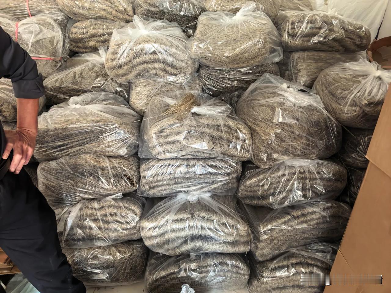 这段时间一直在忙和磨小麦粉，全麦粉，天天洗麦子，晒麦子，磨面，就这样干还是供不上