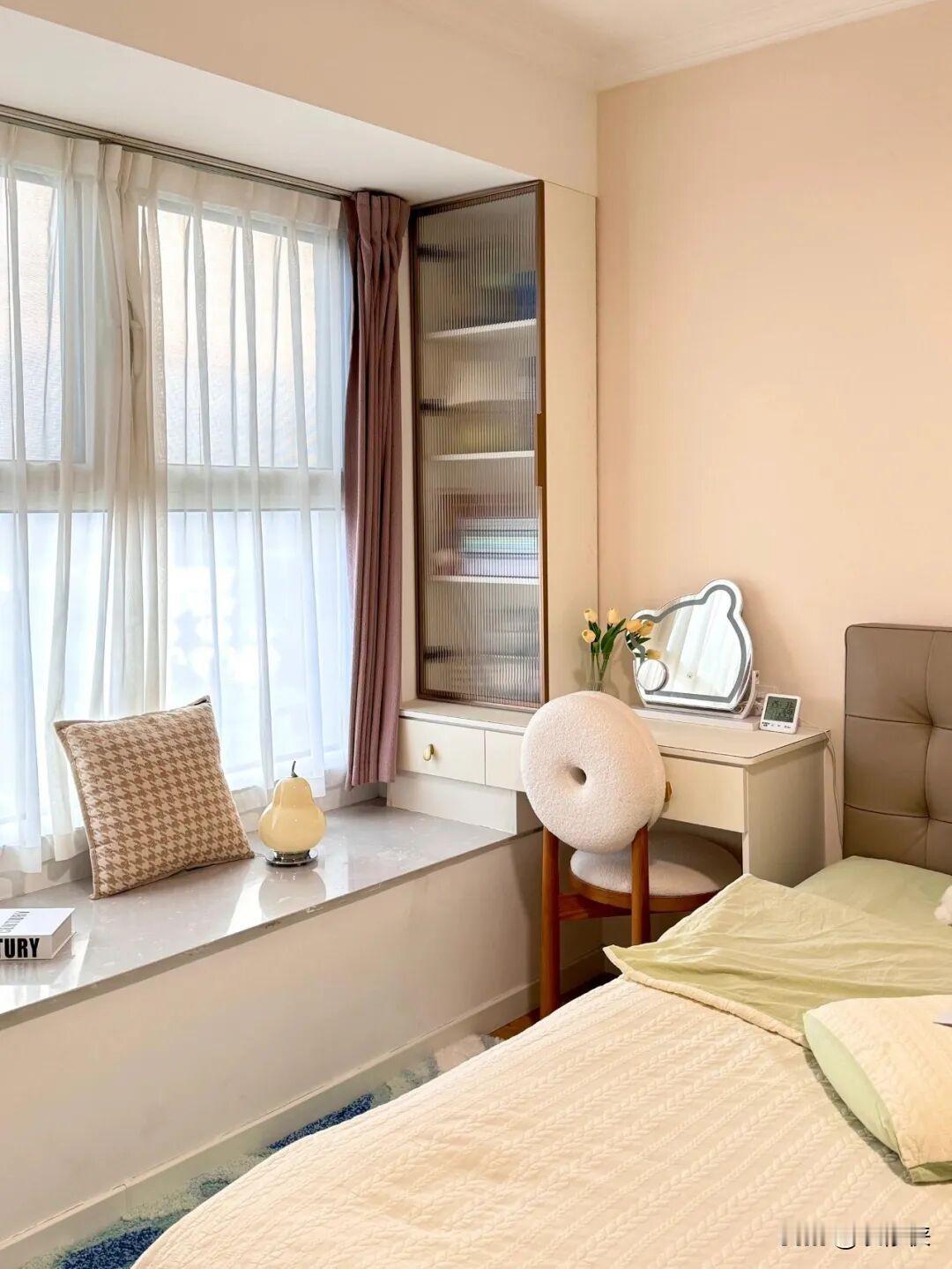 🔥床头柜正逐渐退出中国家庭？看了年轻人的做法，才发现以前都装错了！
你家的床头