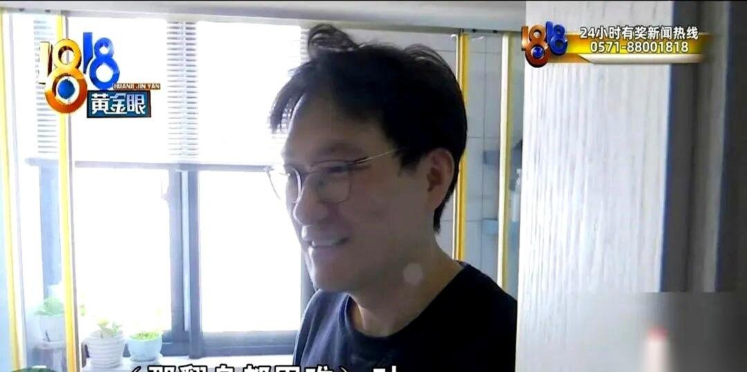 杭州一个大哥，在自家淋浴房里，睡了整整半个月。
他一米七几的个子，每晚就抱着被子