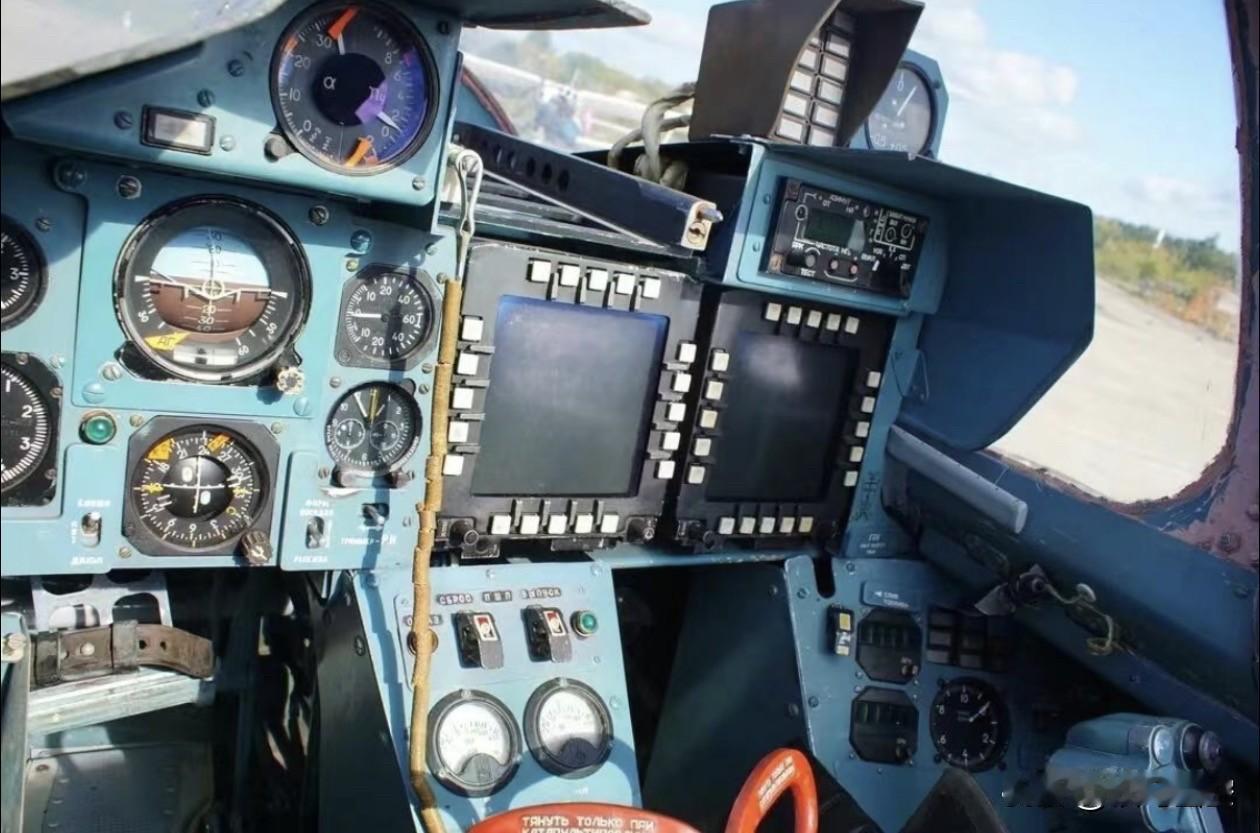 苏-47“金雕”的座舱，典型的苏俄风格。

苏系战机 军事 军迷发烧友 武器装备