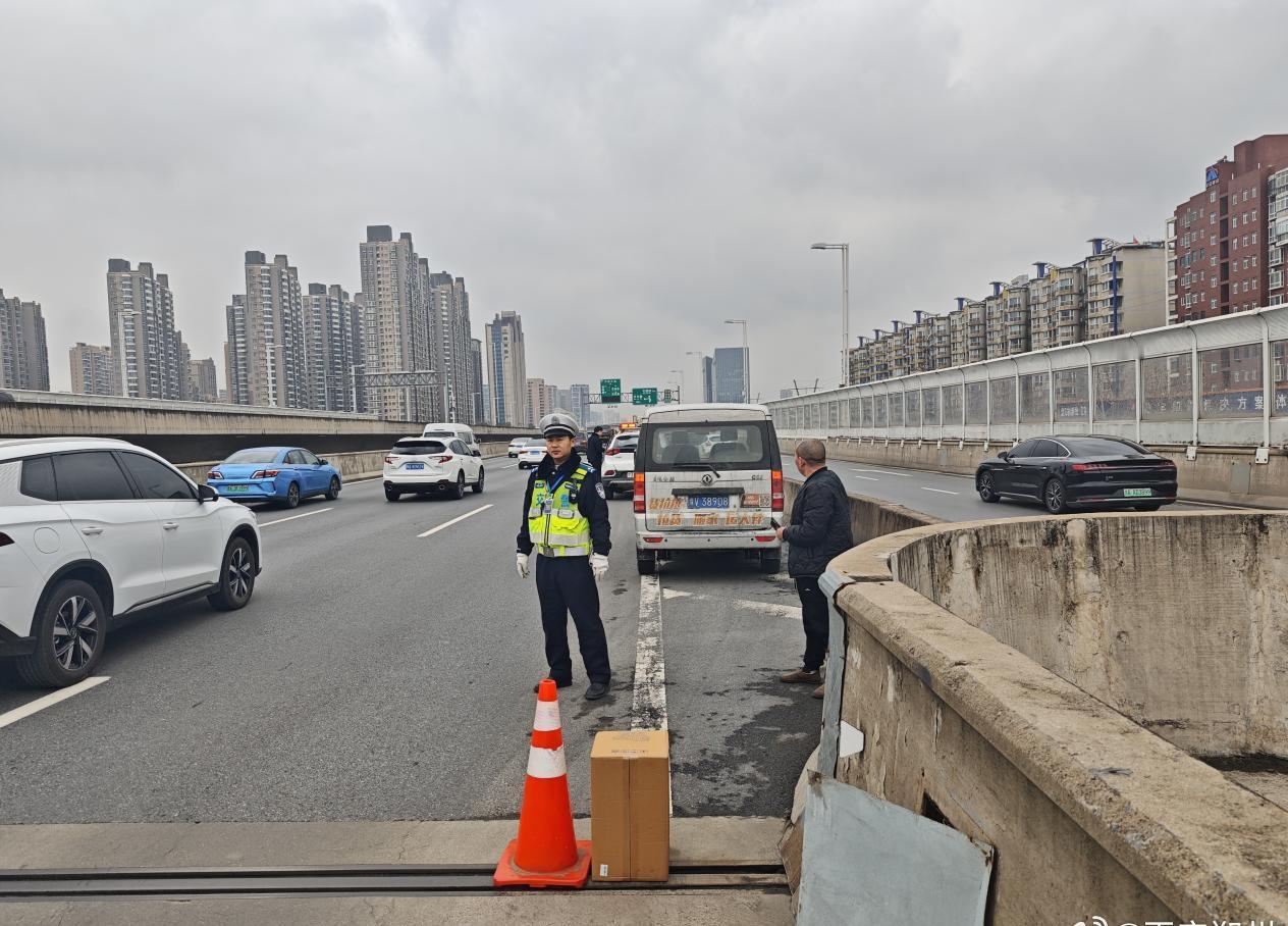【春节巡逻护平安 暖心救助解民忧】2月24日，郑州交警九大队车巡一中队巡组巡逻至