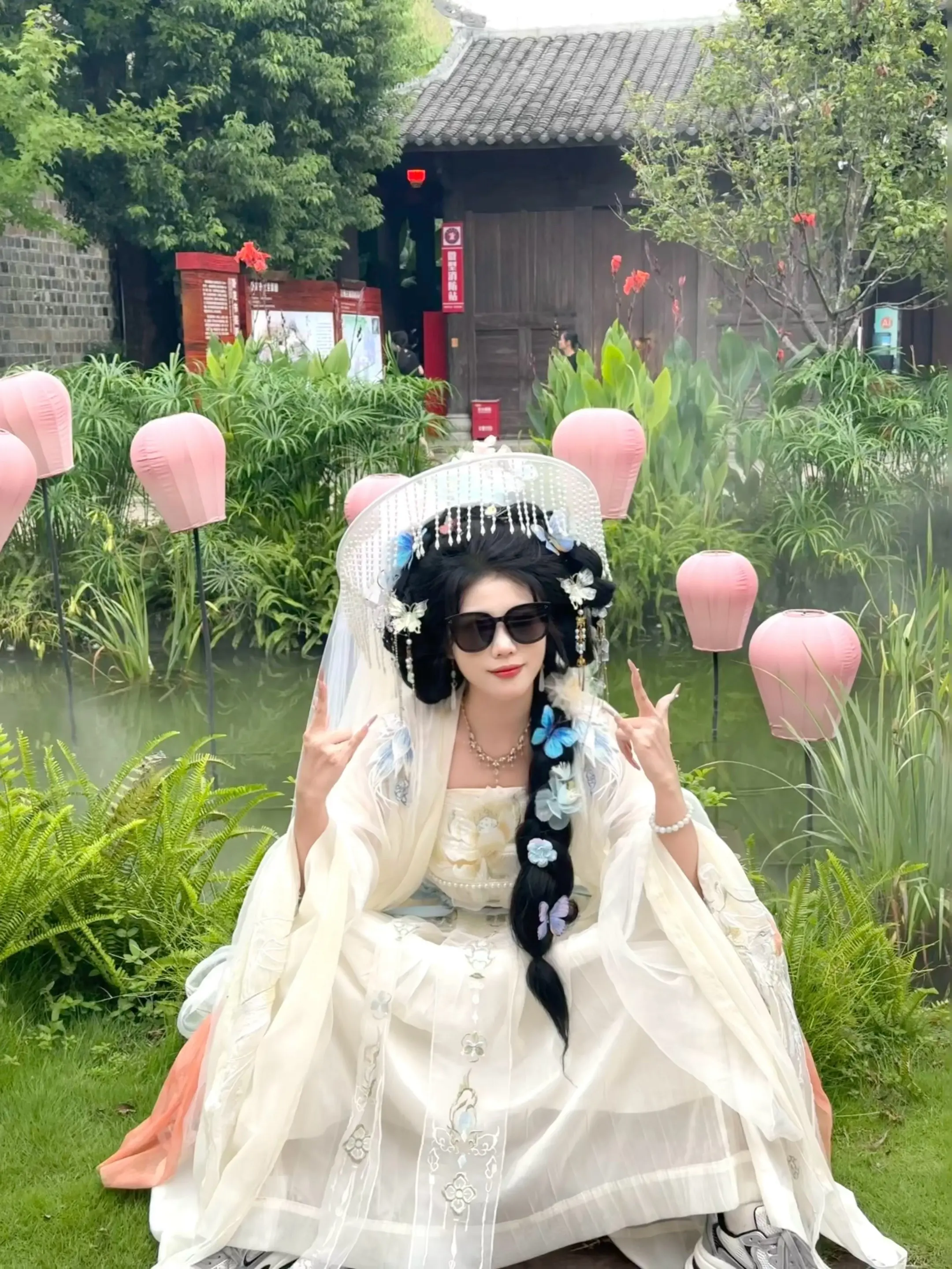 不愧是汉服，原来是要配墨镜