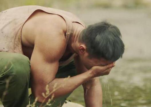 四十余年前，湖北崇阳县一位农民在河边洗手时，发现不远处河滩上露出一个奇特的“疙瘩