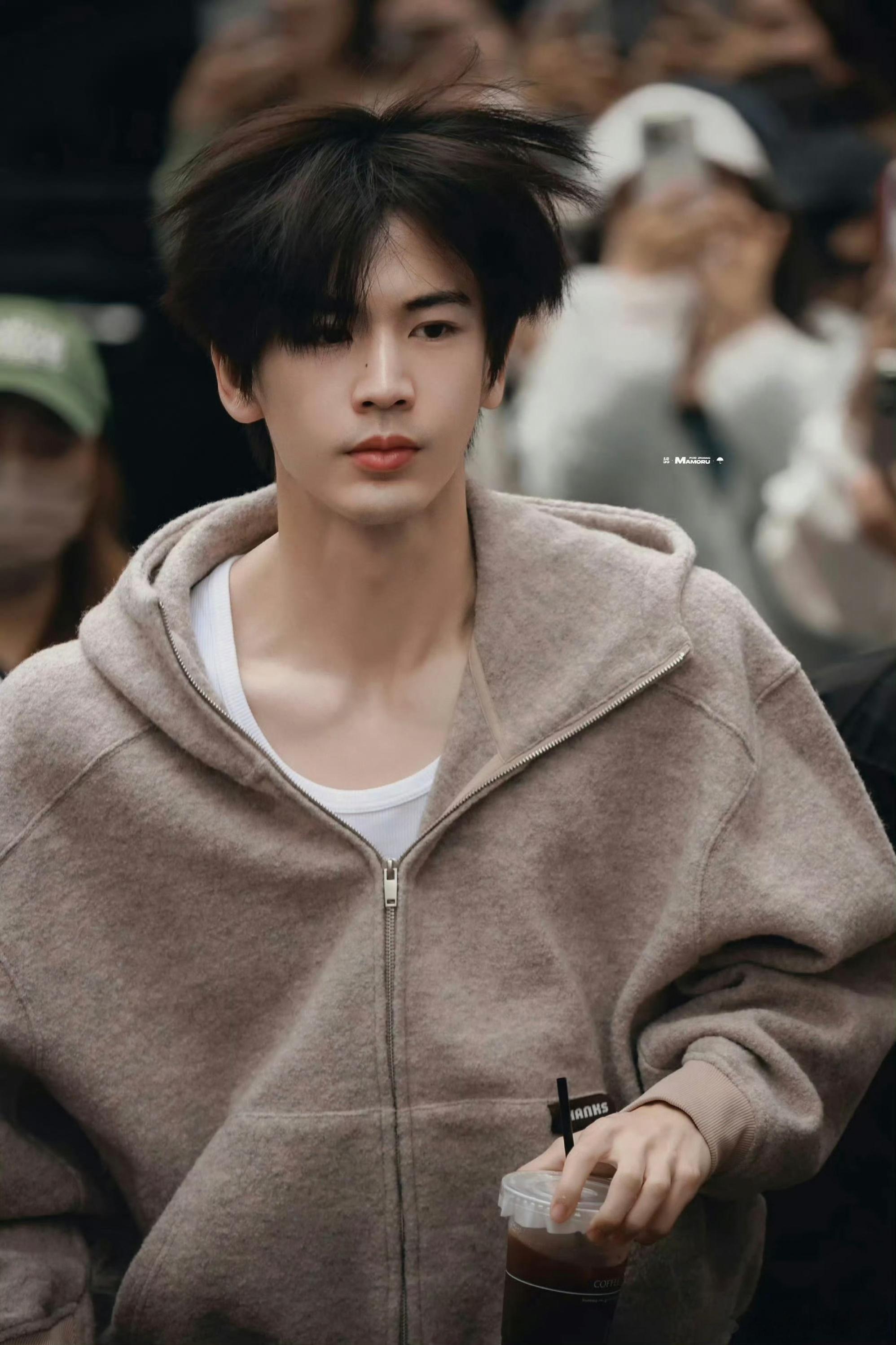 张凌赫:哥的素颜也权威，懂？张凌赫今天素颜好性感