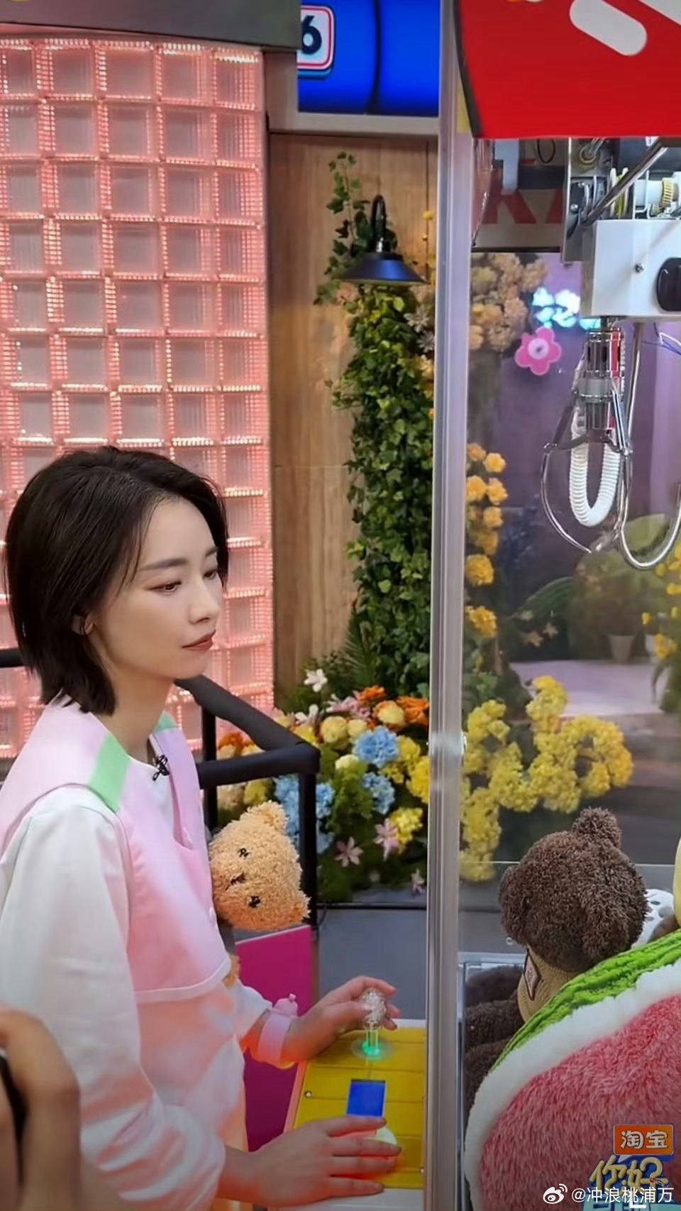 刘雅瑟邪修夹娃娃刘雅瑟好可爱！抓到第一个娃娃后，骄傲地四处展示，大目标失利后，想