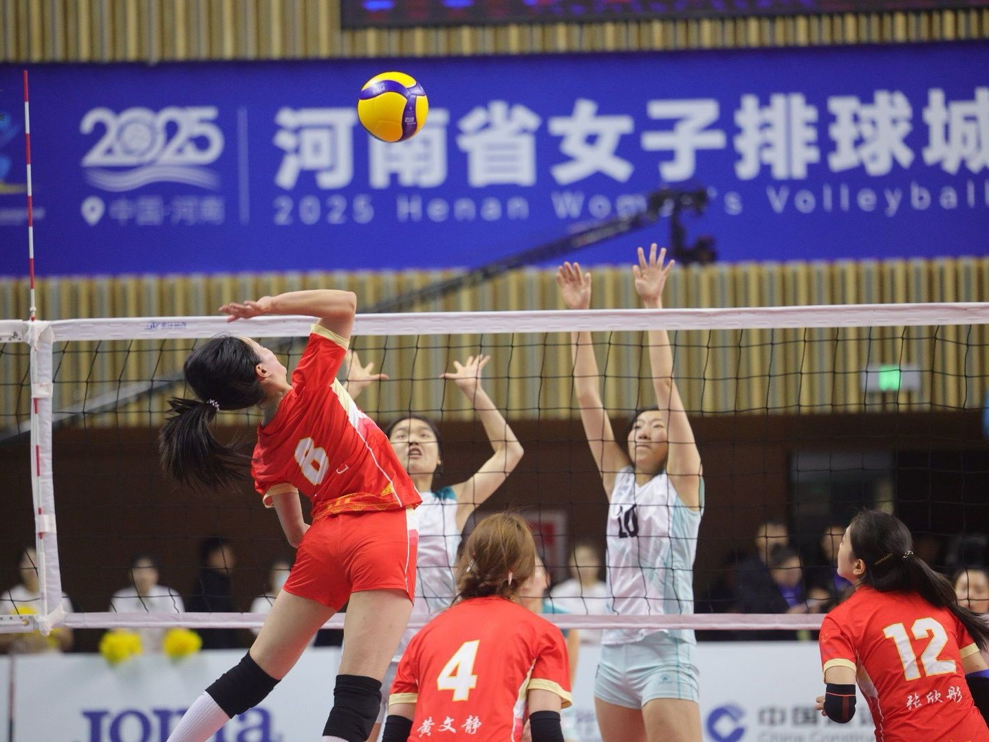 唐风宋韵女排交锋2025年河南省女子排球城市联赛焦点战今日燃爆洛阳新区体育馆！这
