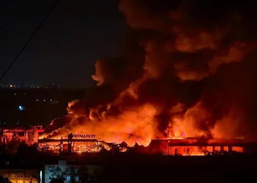 【标题】乌军无人机捅破俄后方天窗，1400公里精准爆破改写战场规则！

战场节奏
