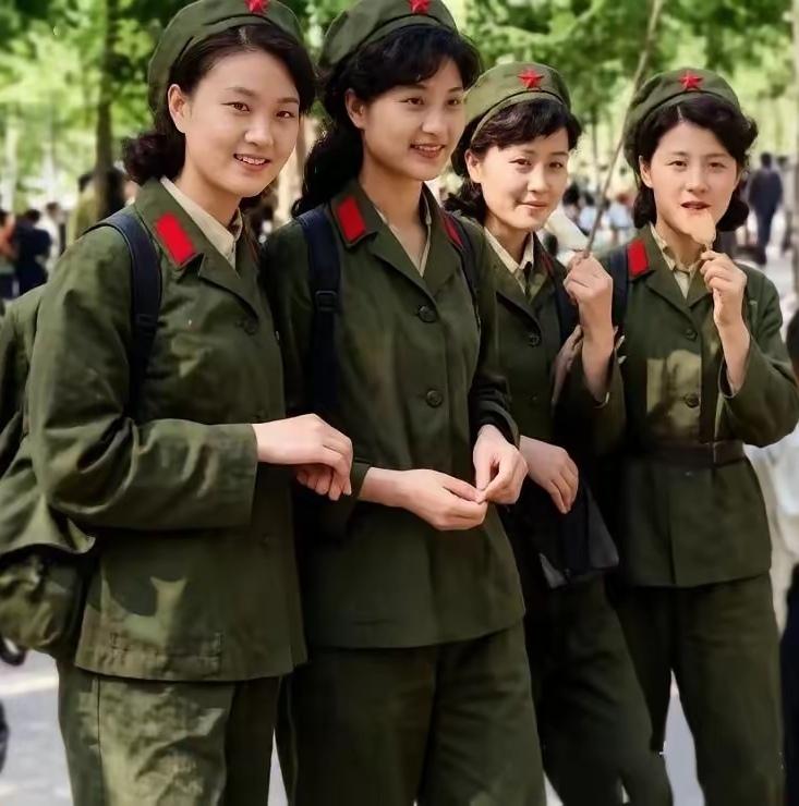 那年，在街头遇见了四位年轻的女兵，那英姿一个比一个漂亮。那时在部队不许谈恋爱，不